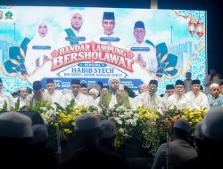*Lampung Bersholawat, Gubernur Mirza Ajak Masyarakat Perkuat Persatuan dan Doakan Kemajuan Lampung*